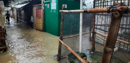 CH11088858 A flooded street in a Rohingya refugee camp