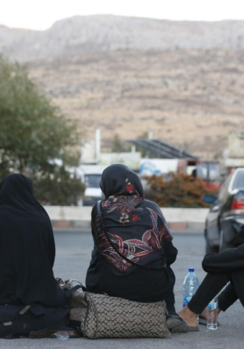 CH11161029 A family sits near the border in Syria after fleeing from Lebanon v2